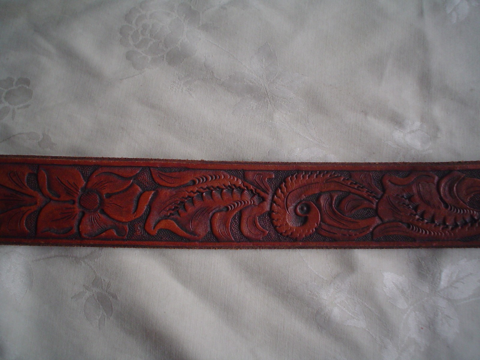 VINTAGE 1980'S LEATHER HAND CARVED BELT, 40