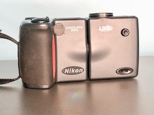 Nikon Coolpix 990 Vintage/Retro Compact Digital Camera - 3.2