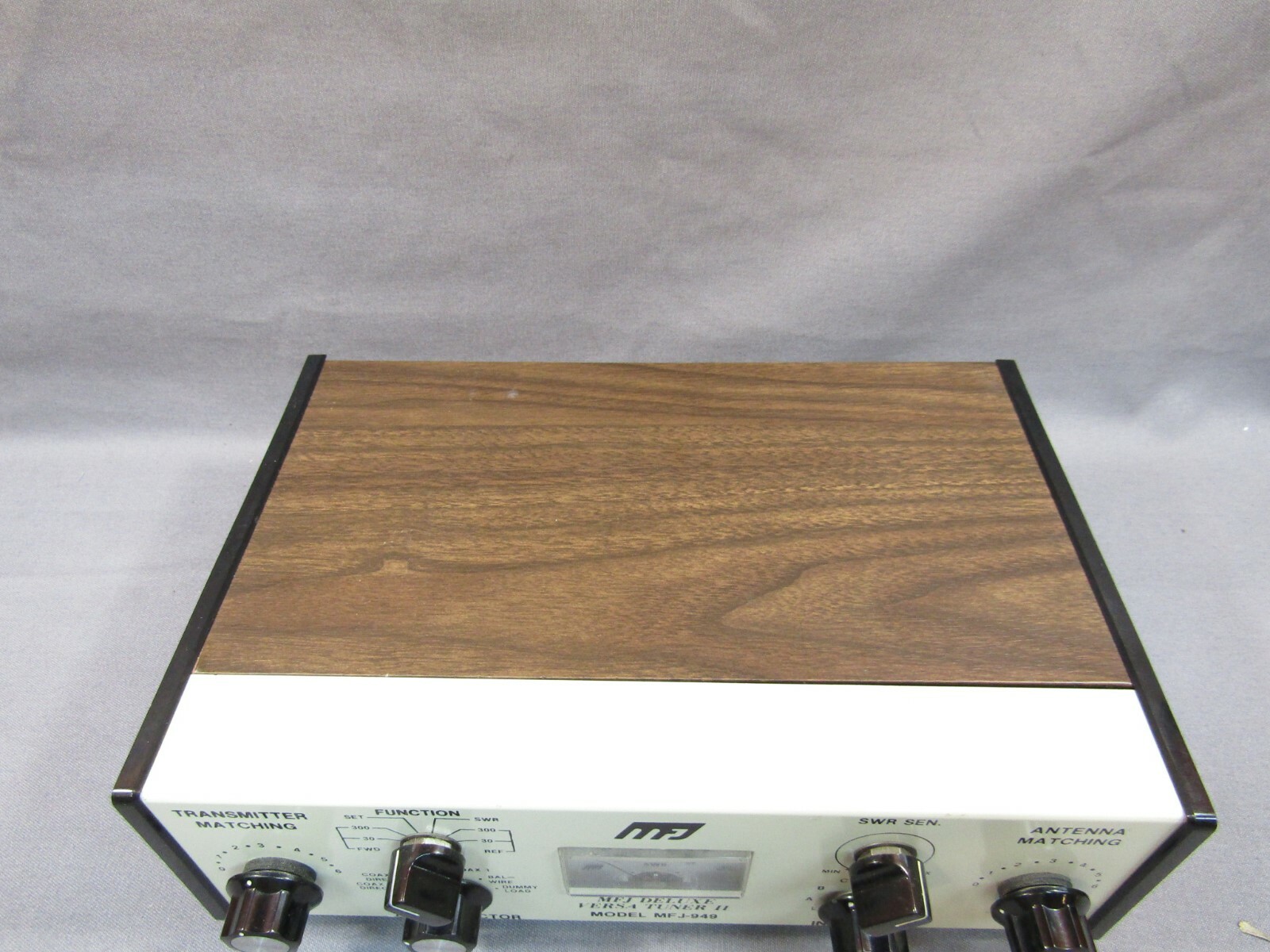 MFJ-949 Deluxe Versa Tuner II SWR and Antenna Tunner w/ dummy load