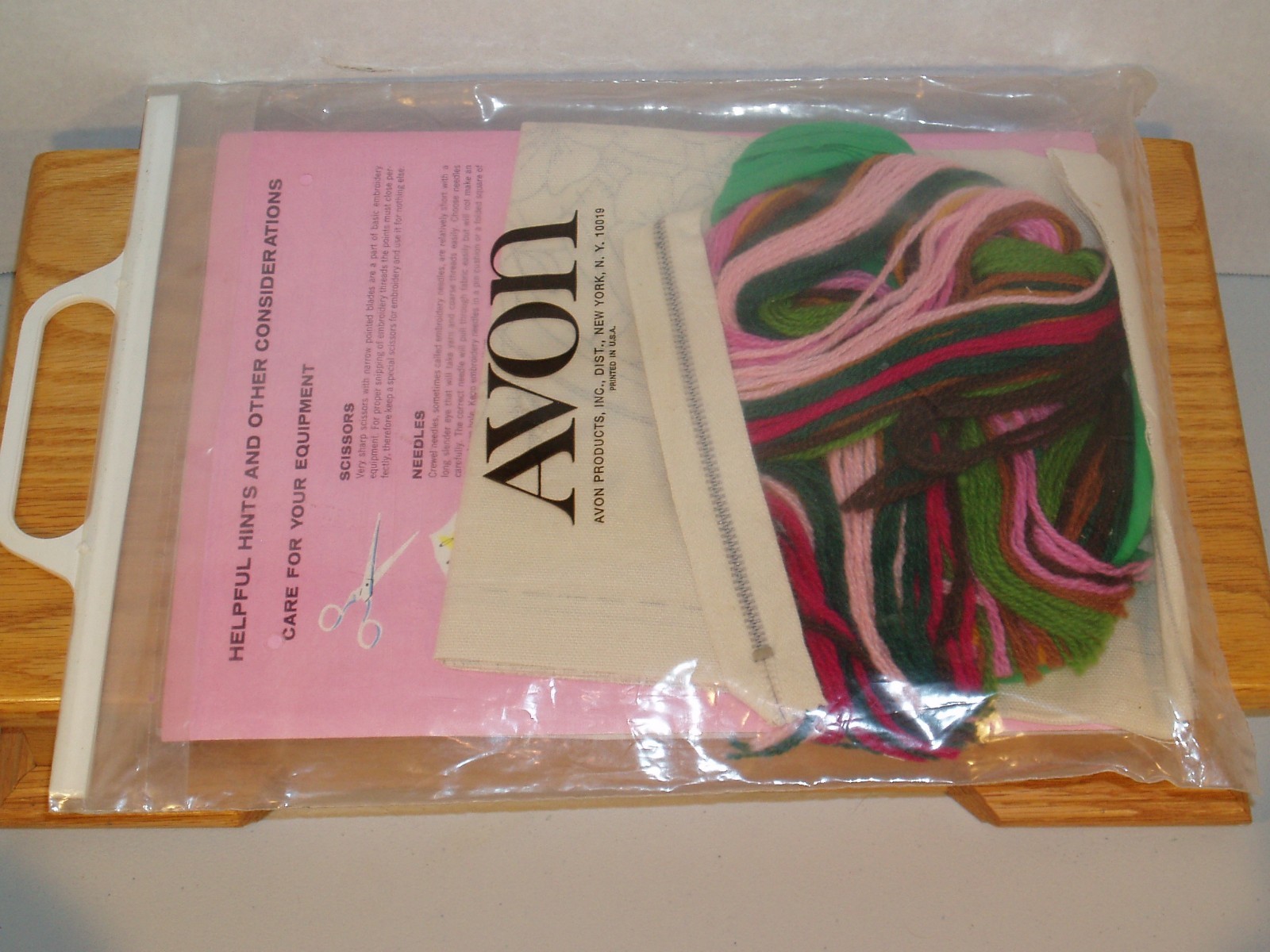 AVON CREWEL EMBROIDERY SPINNING WHEEL & WILD ROSES PILLOW KIT 14