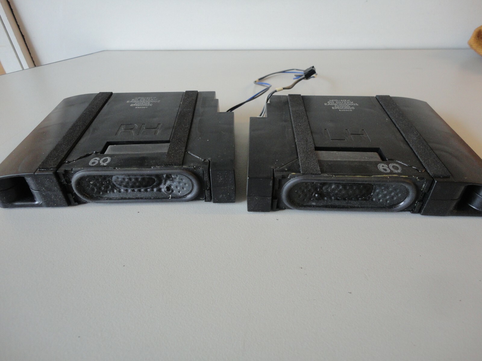 LG 32LF5610 TV Speakers Pair - EAB63650001 EAB63650002 6 ohm LG 32LF5610 TV Speakers Pair - EAB63650001 EAB63650002 6 ohm