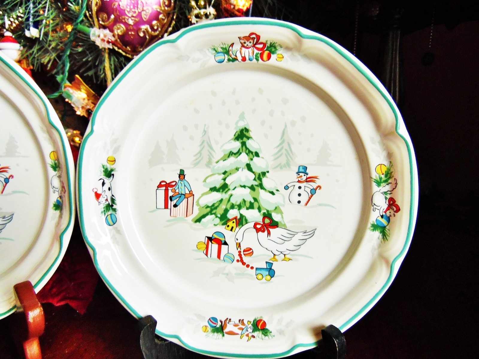 4 NEW OTHER INTERNATIONAL CHINA COUNTRY CHRISTMAS SALAD PLATES 7.5
