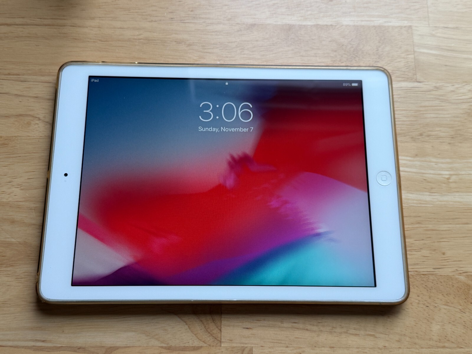 iPad Air A1474 32GB Wifi モデル シルバー 中古品 Apple iPad Air A1474 32 GB, Wi-Fi + 4G, 9.7 in - Silver for