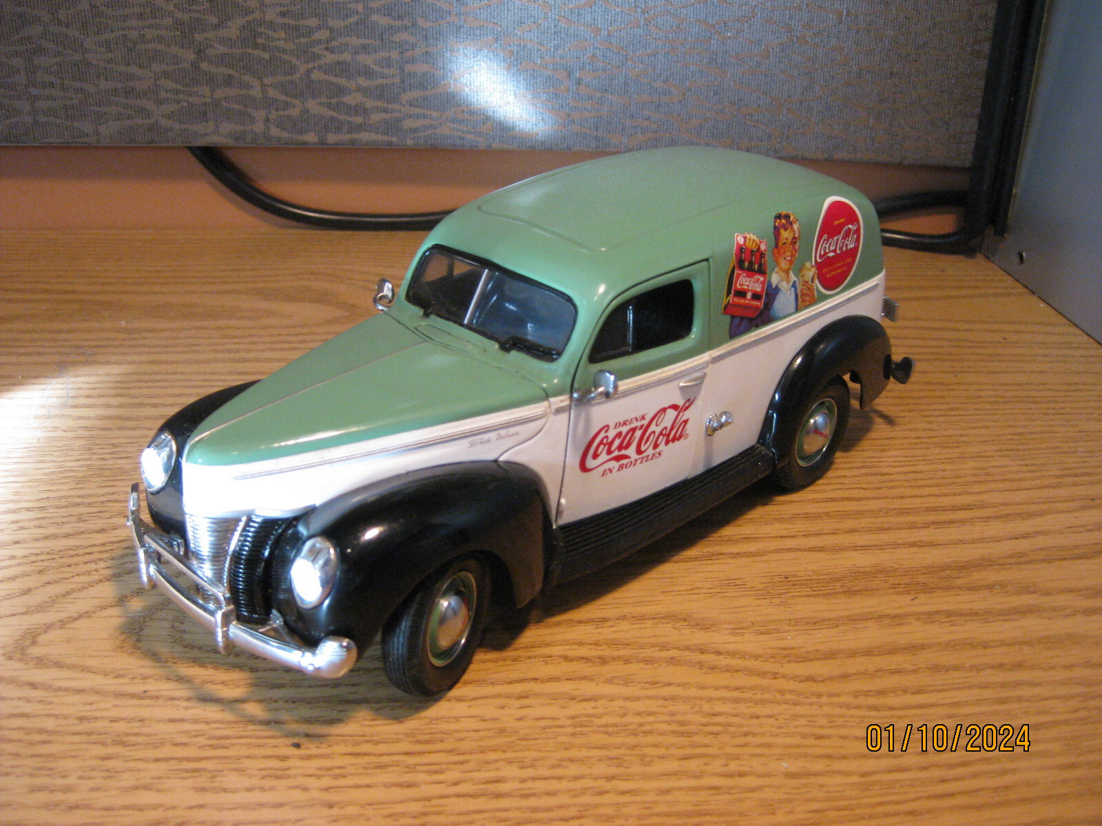 Coca-Cola 1940 Ford Sedan Delivery ミニカー AMT 1940 Ford Sedan Delivery (Coca-Cola) 1:25 Scale Model