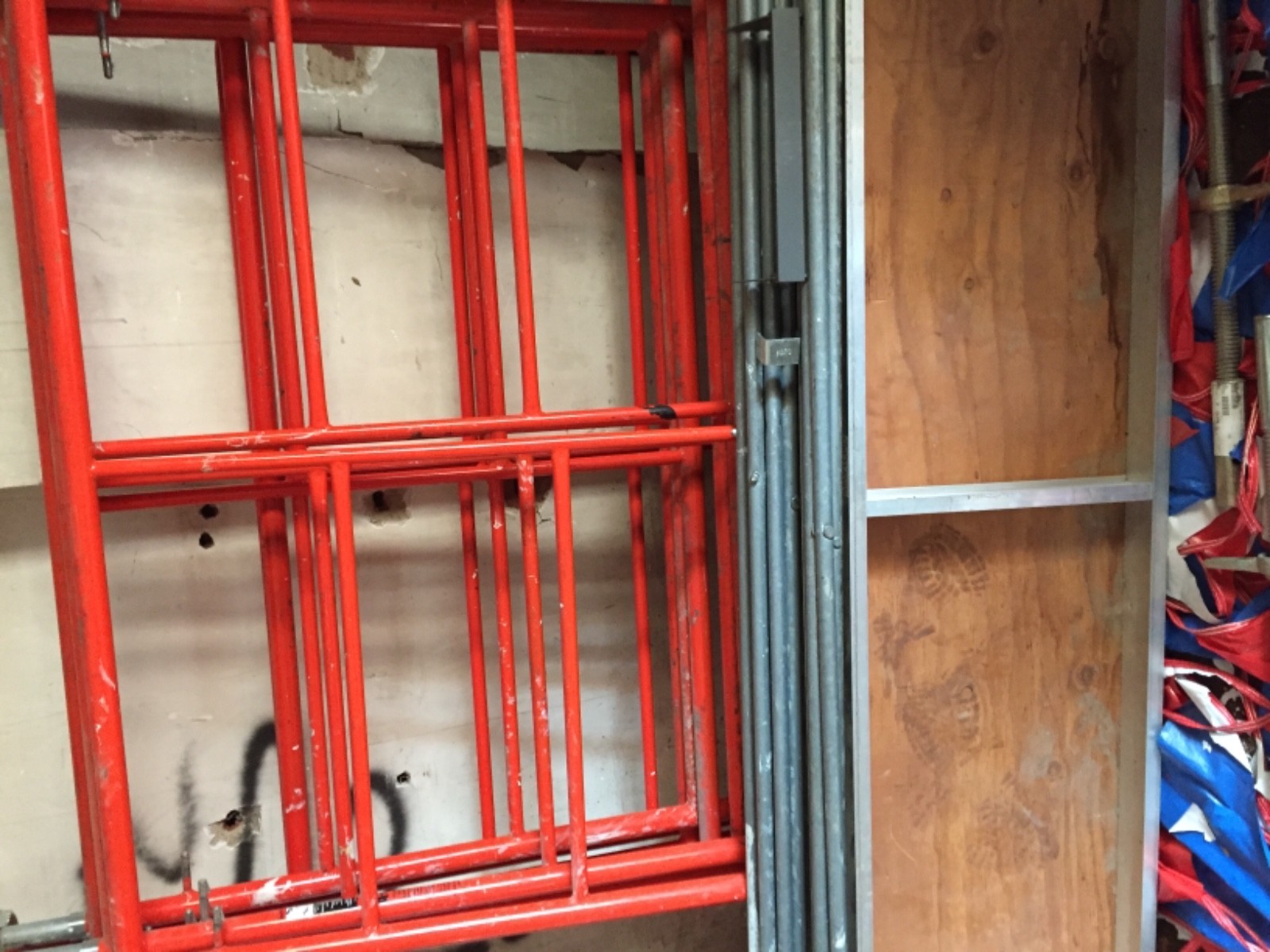 a1 scaffolding 8 4’ x 5’ frames w/wheels levelers braces