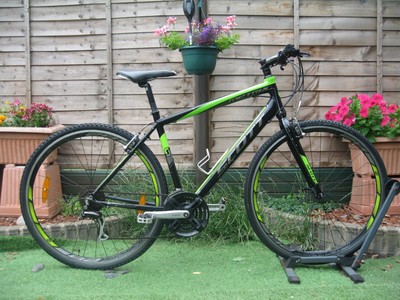 SCOTT Metrix 40 Hybrid Bike. Carbon fork. 700C wheels. Medium. 24speed. RRP £499