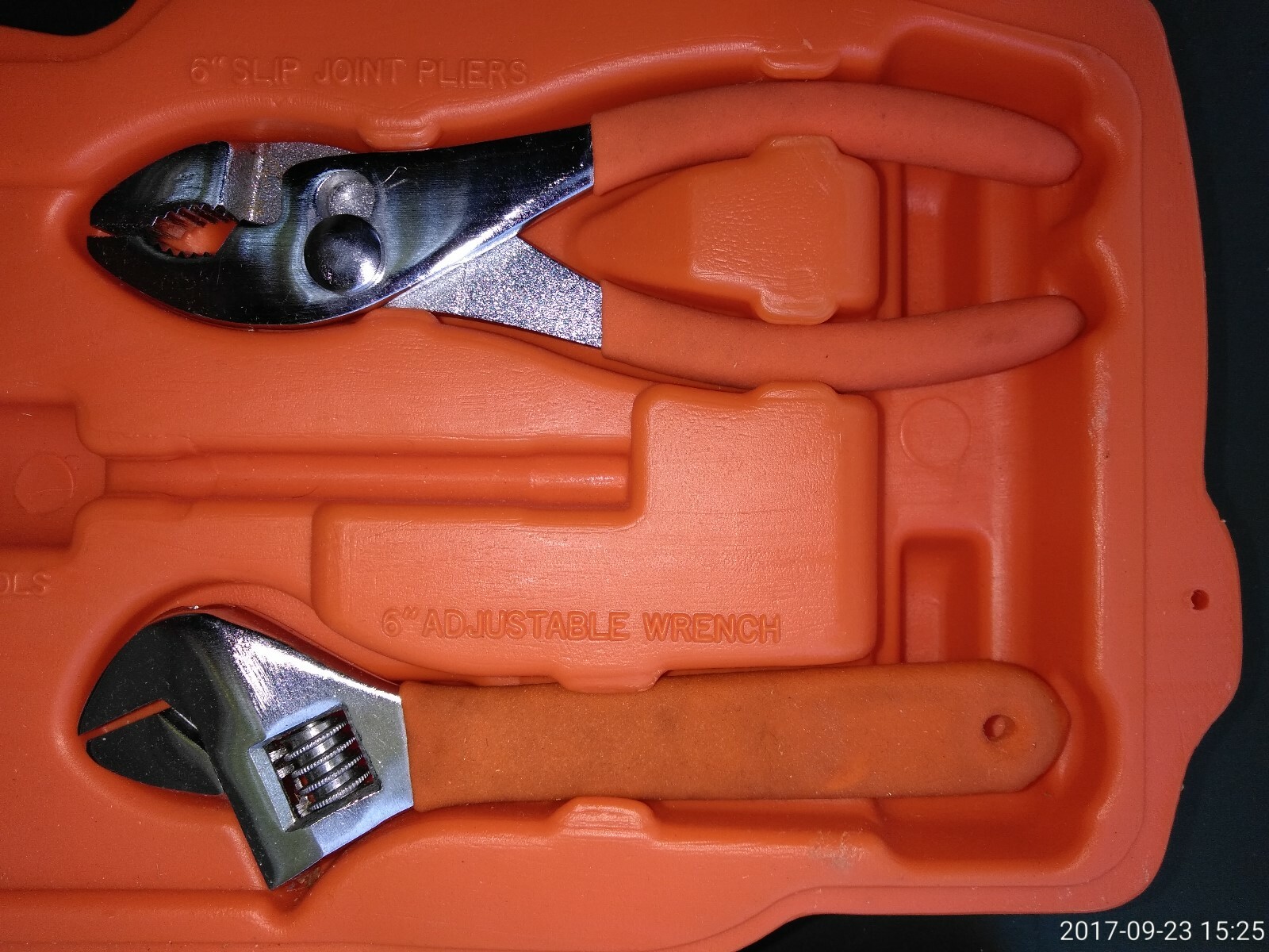 7FFF09 CHILD'S TOOL KIT, SHAPED LIKE A CAR, INCLUDES HAMMER, SOCKETS, PLIERS, GC