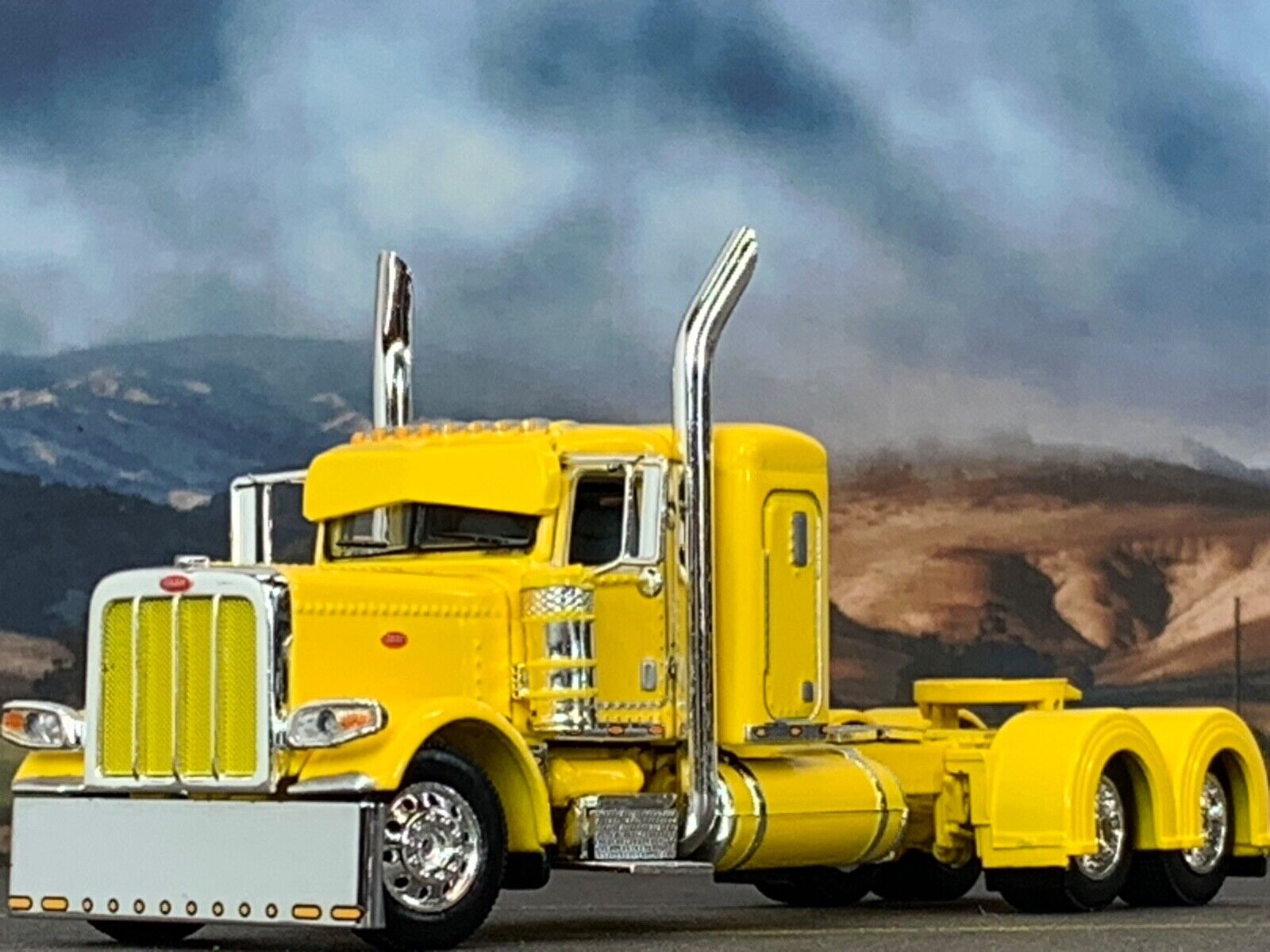 1/64 DCP YELLOW PETERBILT 389 W/ 36 1/64 DCP YELLOW PETERBILT 389 W/ 36