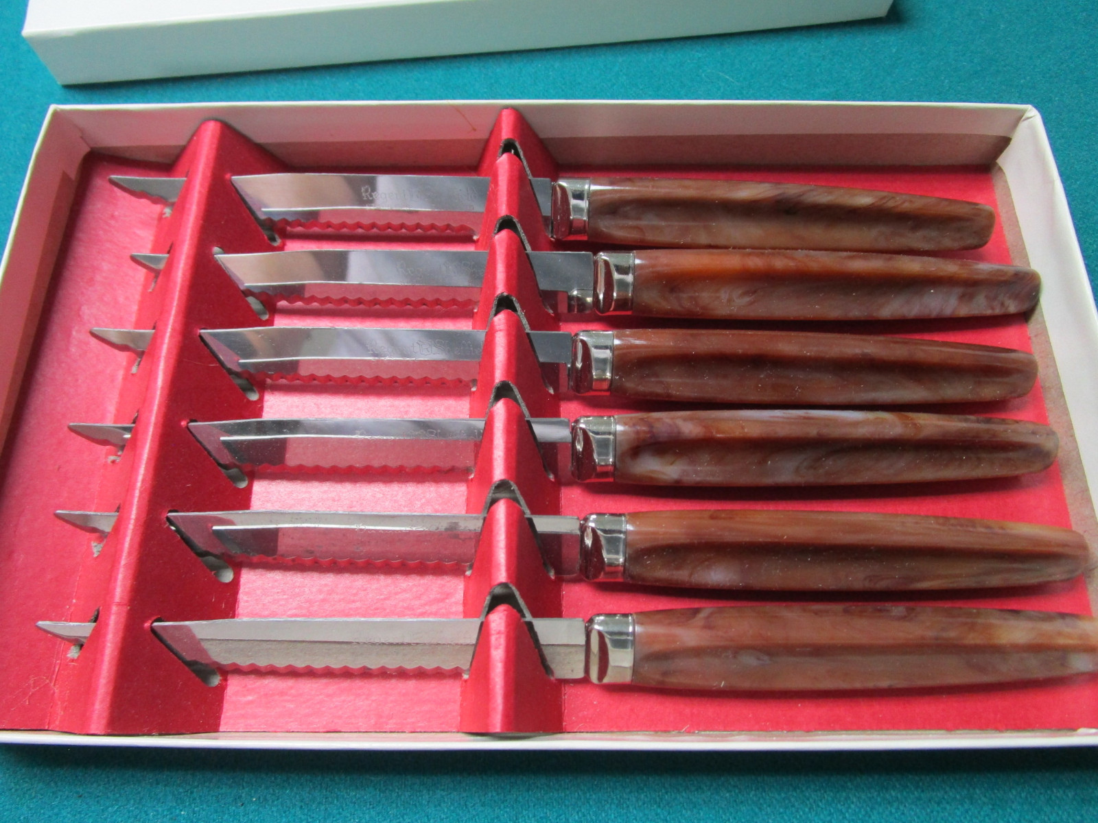 REGENT SHEFFIELD STEAK KNIVES NIB KNIVES ENGLISH BLADES STAINLESS theantiquerschest