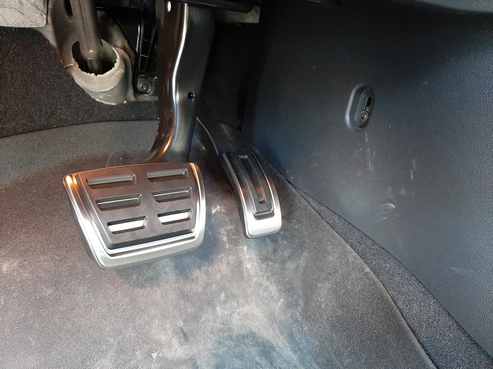 フォルクスワーゲン　パーツ　純正Volkswagen Pedal cap set NEW OEM VW Volkswagen Aluminum Pedal Caps Set For Golf Jetta
