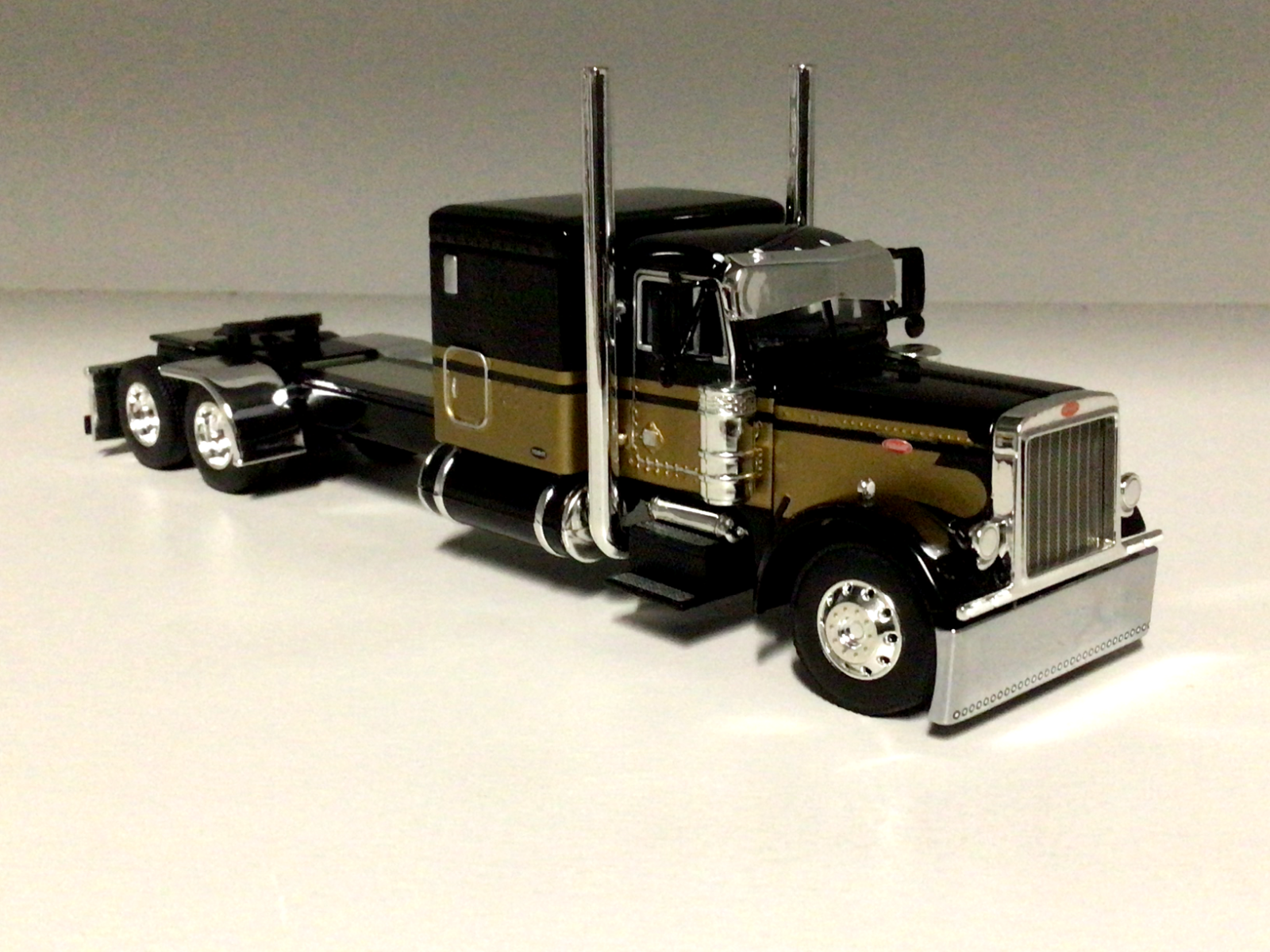 DCP 1/64 Black & Gold Flattop Peterbilt 379 60