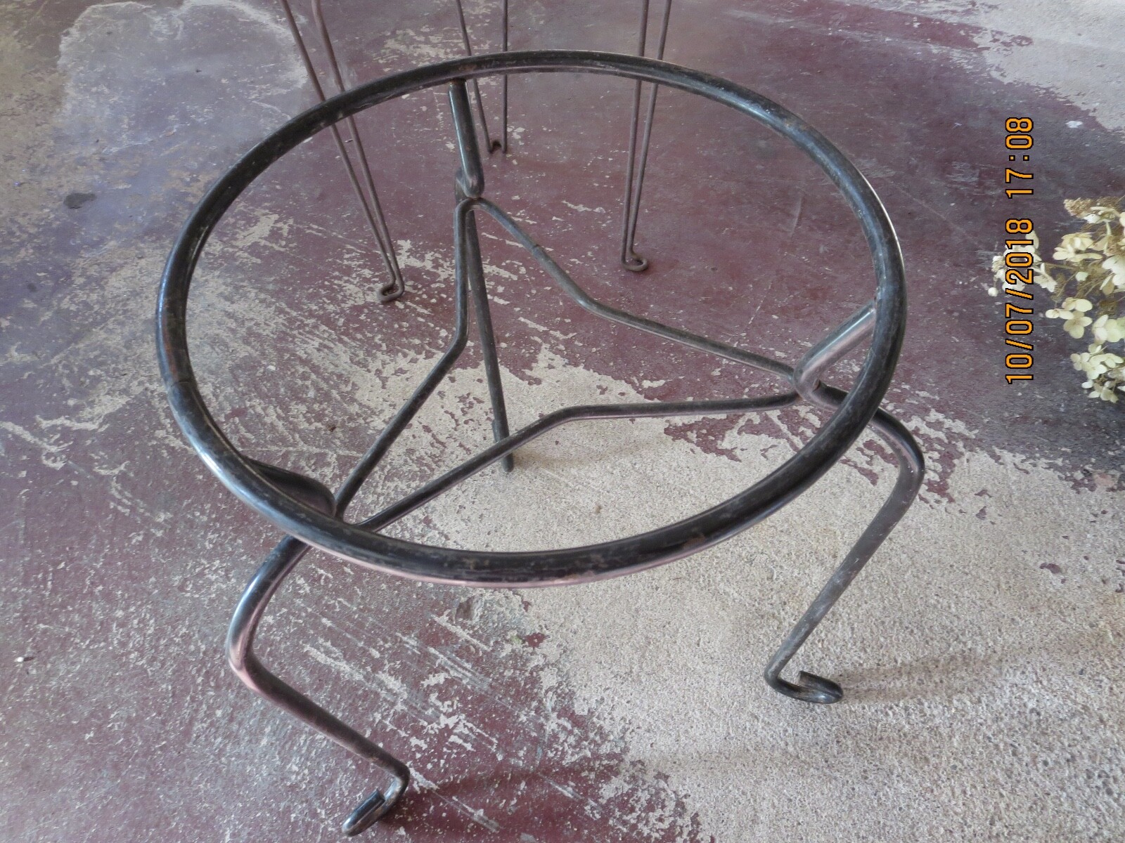METAL PLANT STAND--22
