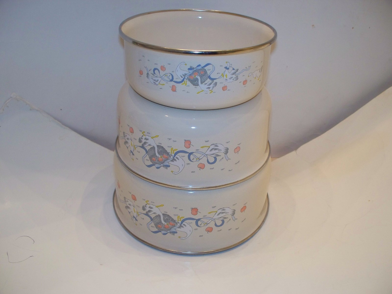International Marmalade Goose Ribbon Fruit Set of 3 Enamel Mixing Bowls Unused