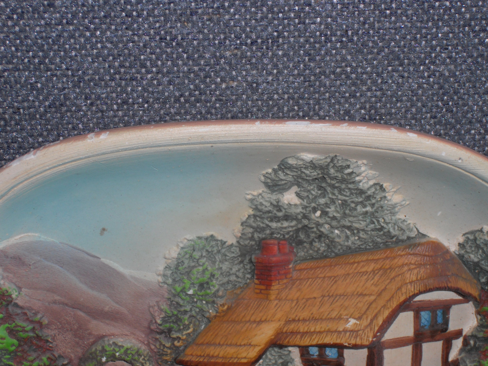 VINTAGE LEGEND PRODUCT 3D CHALKWARE WALL PLAQUE PICTURE COTTAGE HOUSE W/WELL