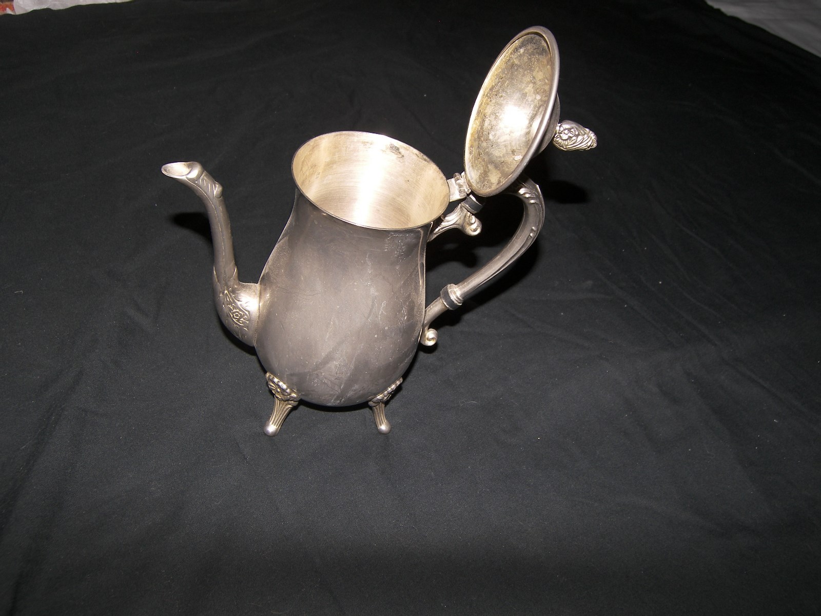 VINTAGE COLLECTIBLE LEANARD SILVER PLATED FOOTED TEAPOT / COFFEE