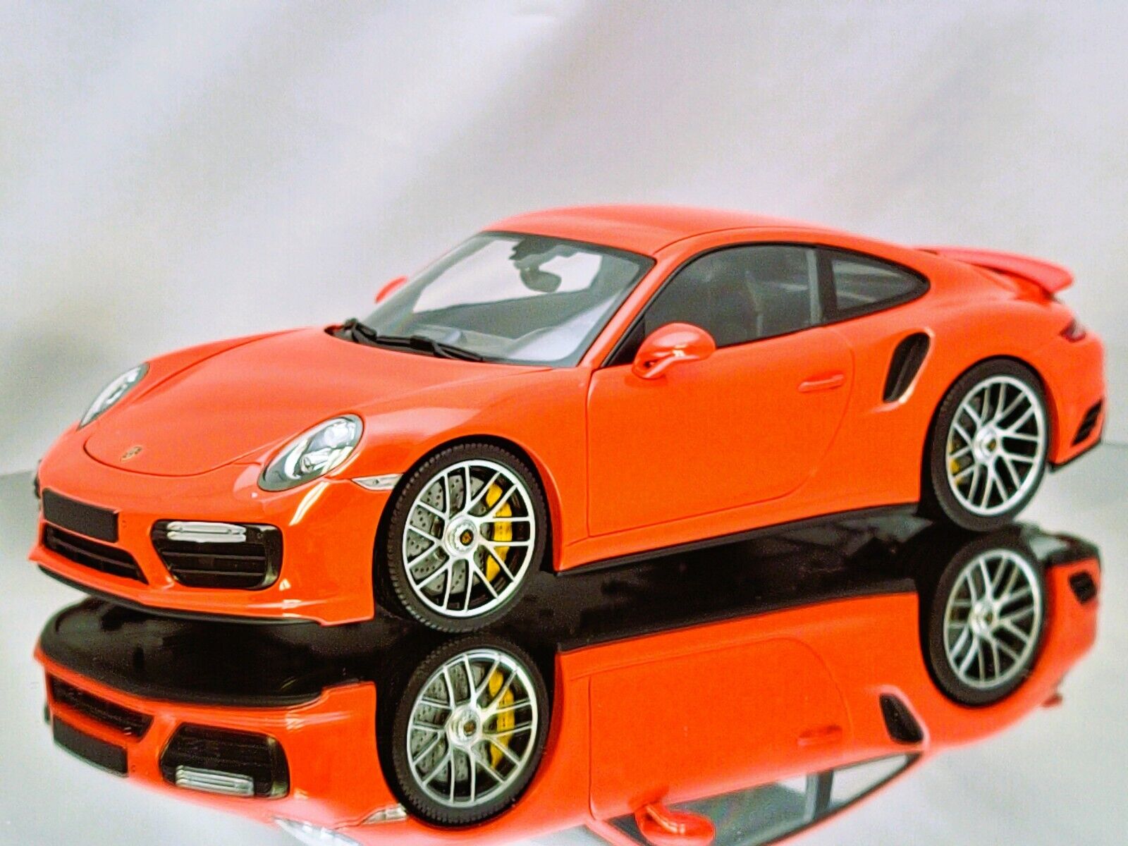 Minichamps Porsche 911 (991.2) Turbo S 2016 Lava Orange 1:18 Minichamps Porsche 911 (991.2) Turbo S 2016 Lava Orange 1:18