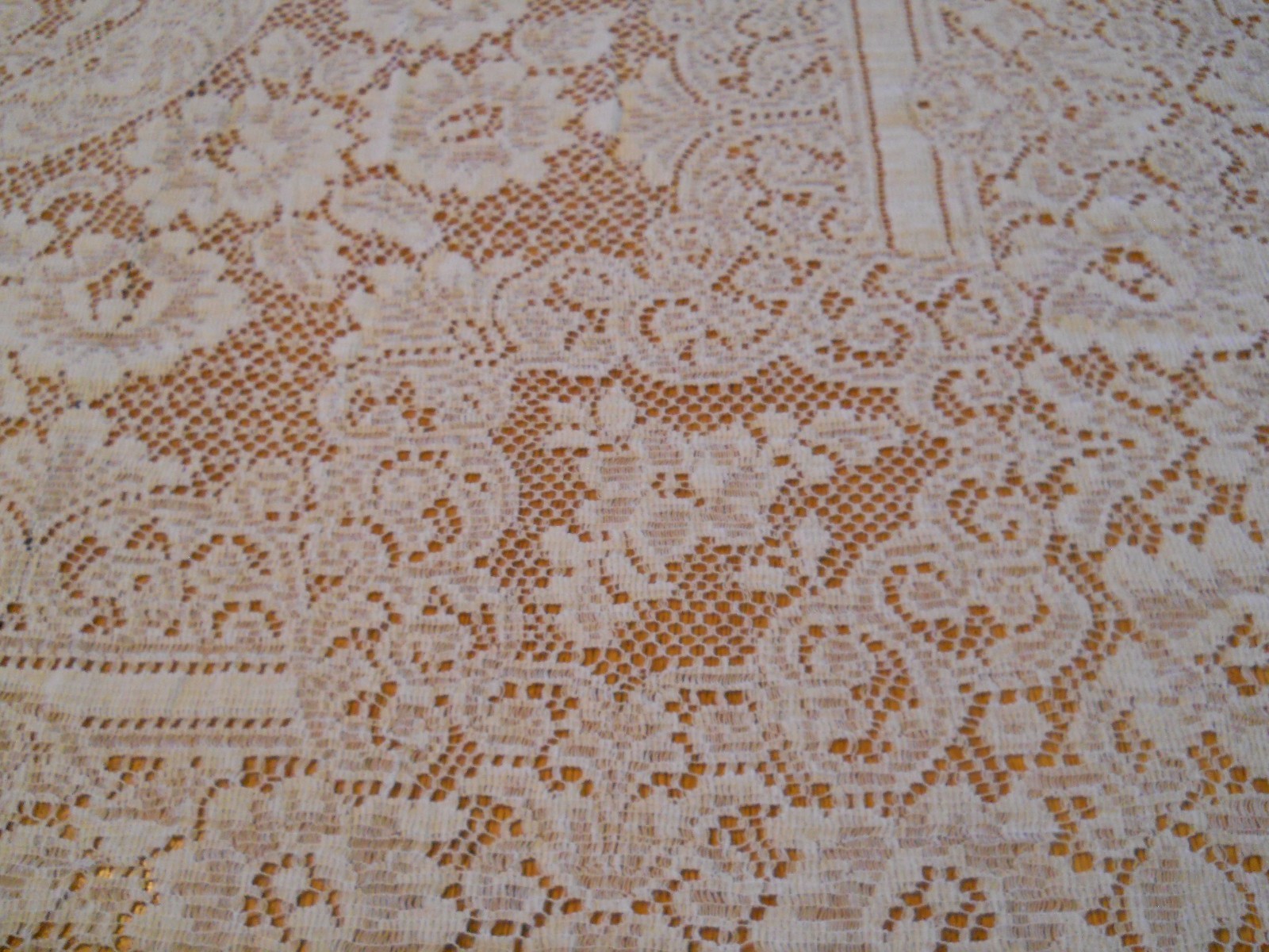 Vintage Quaker Lace Tablecloth 58” x 84”  EUC