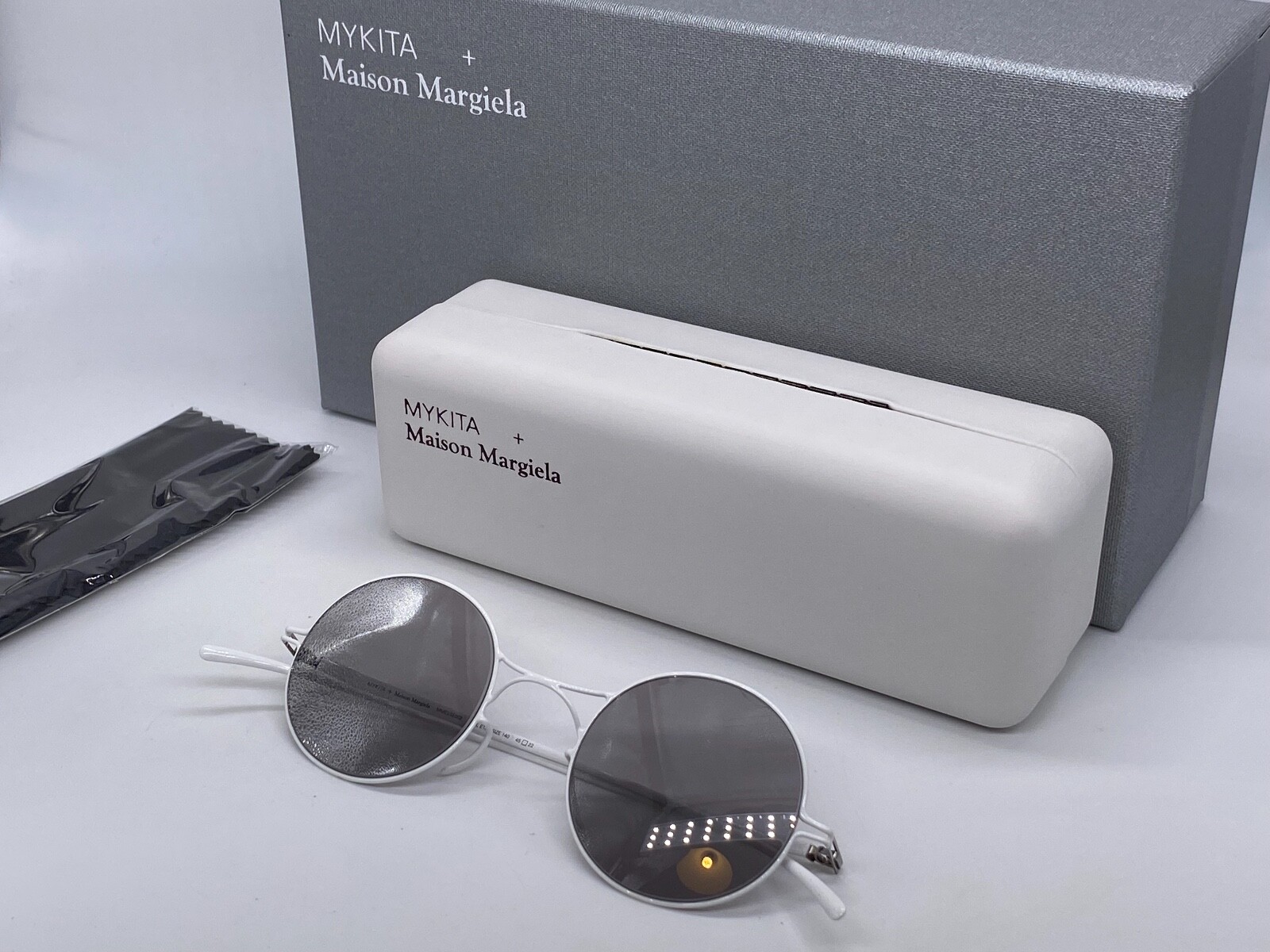 Mykita Sonnenbrille Weiß rund Maison Margiela MMESSE002 Mykita Sonnenbrille Weiß rund Maison Margiela MMESSE002