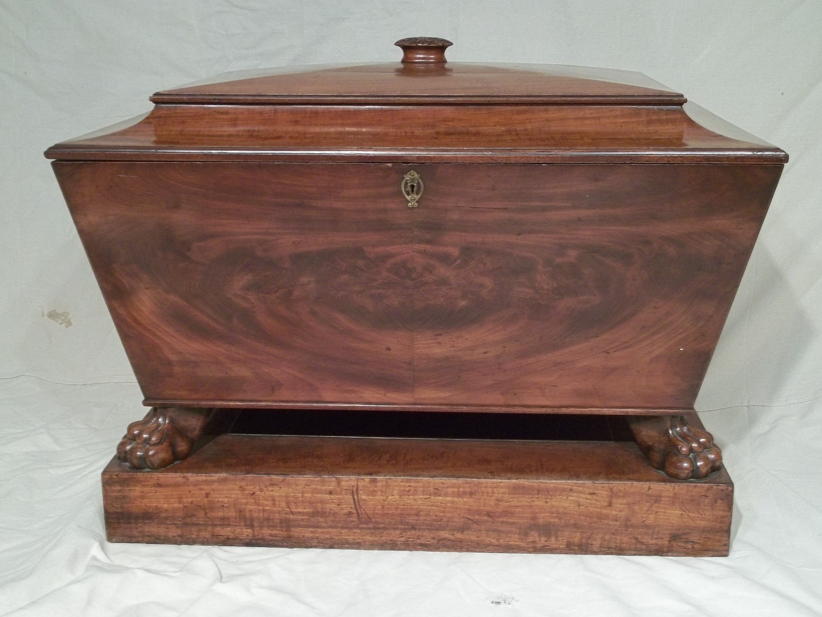 ANTIQUE AMERICAN 19th CENTURY CLASSICAL MAHOGANY CLAW FOOT WINE CELLARETTE