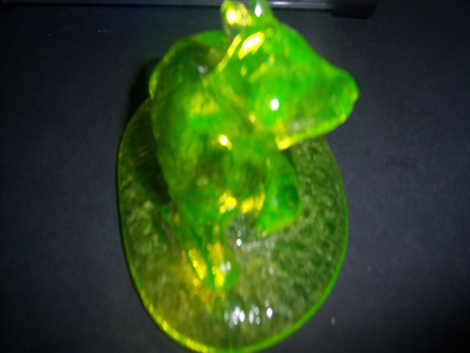.VINTAGE YELLOWISH GREEN VASELINE GLASS PAPERWEIGHT COW
