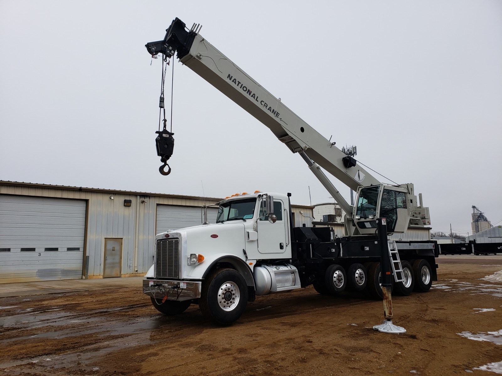 2014 National NBT55-128 on Peterbilt 365 Crane