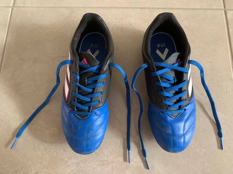 junior football boots size 2.5