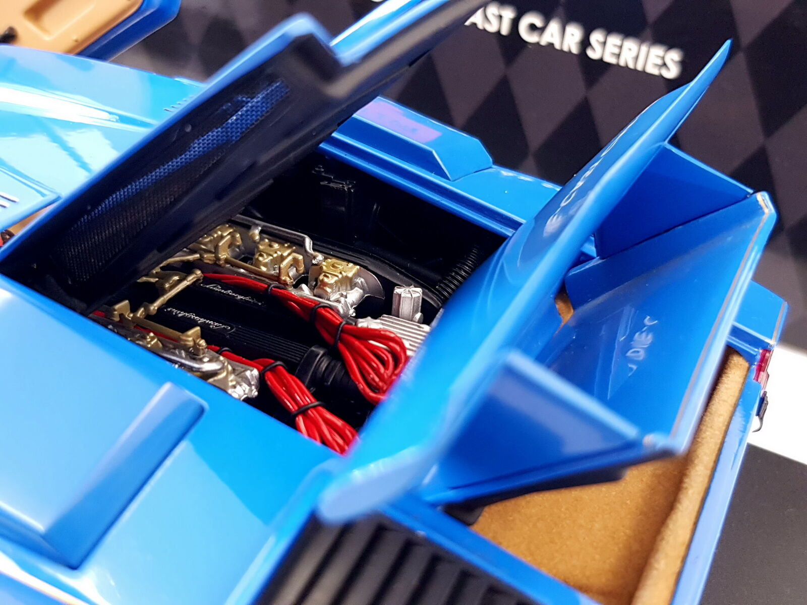 Kyosho 1:18 Lamborghini Countach LP500S Walter Wolf -Blue Kyosho 1:18 Lamborghini Countach LP500S Walter Wolf -Blue