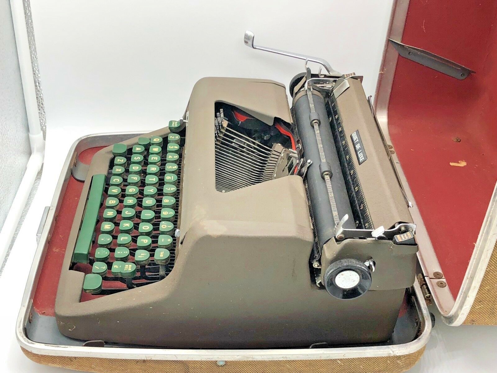 Working Antique Portable Royal Manual Typewriter Quiet De Luxe In Original Case