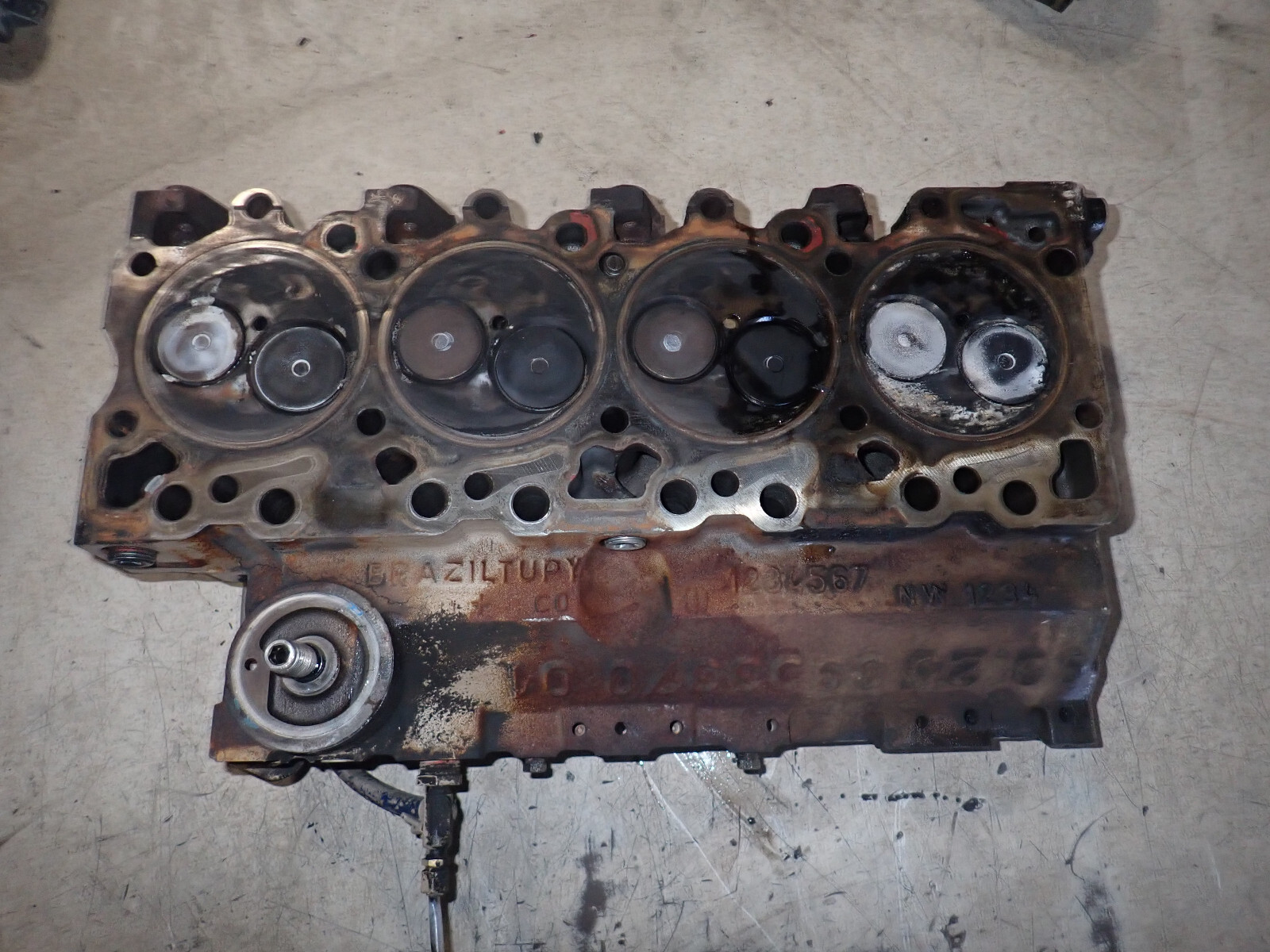 Cummins 4BTA 3.9L Diesel Engine Cylinder Head 3933370