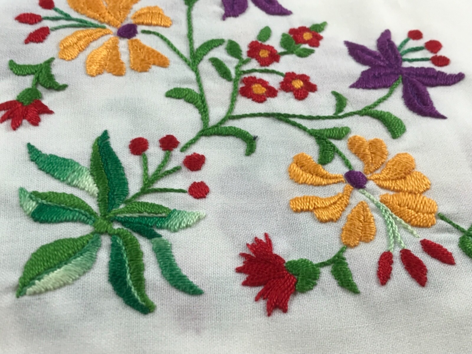 Vtg Beautiful Raised Embroidered Linen Tablecloth 5 Napkins Flowers 30” by 30”