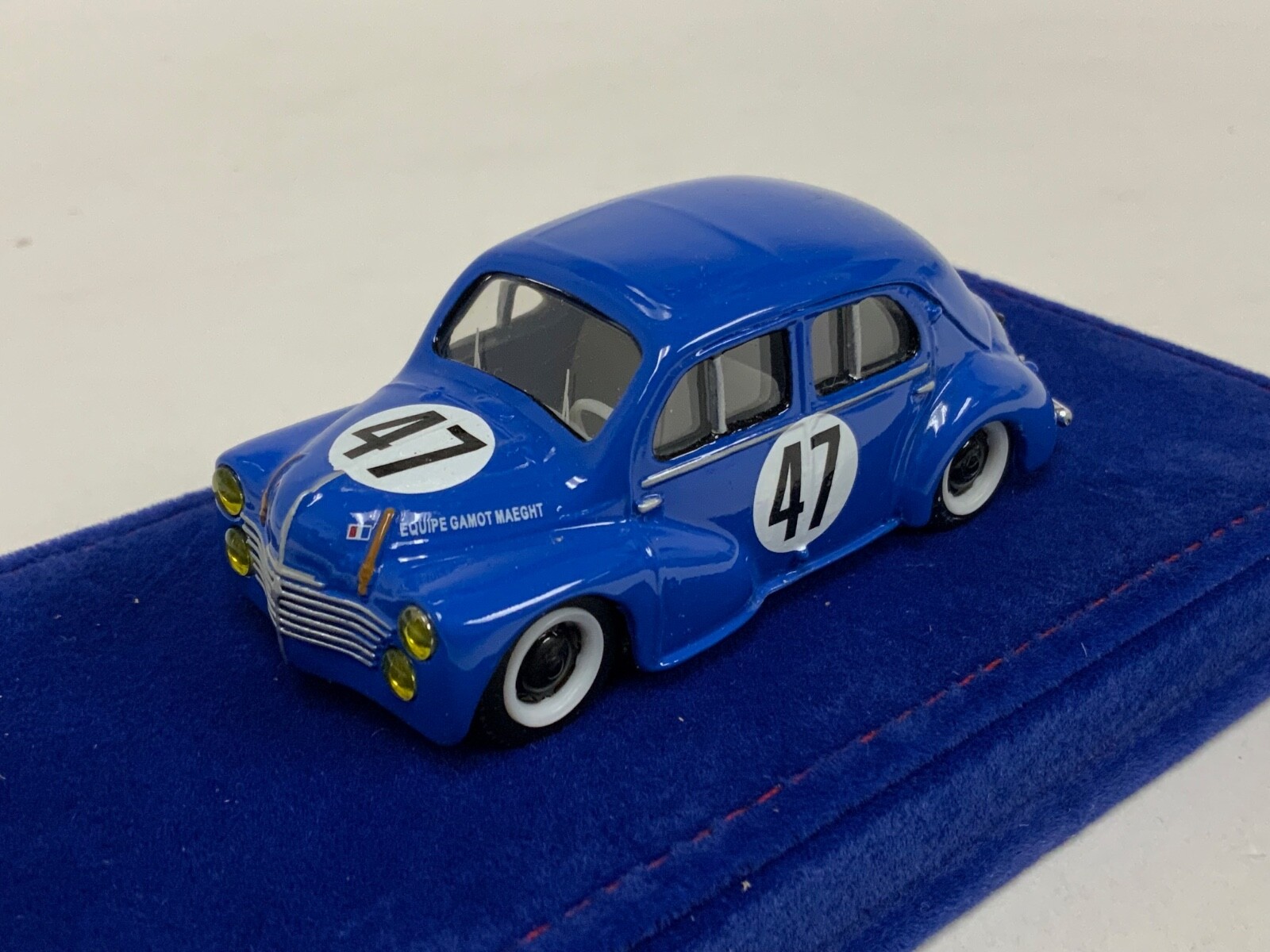 セール，大人気 1/43 激レア ルノー Renault 4CV 1947 昭和の名車 旧車