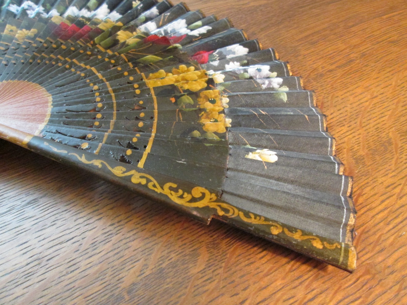 VINTAGE BEAUTIFUL HAND HELD FOLDING FAN FROM MADRID