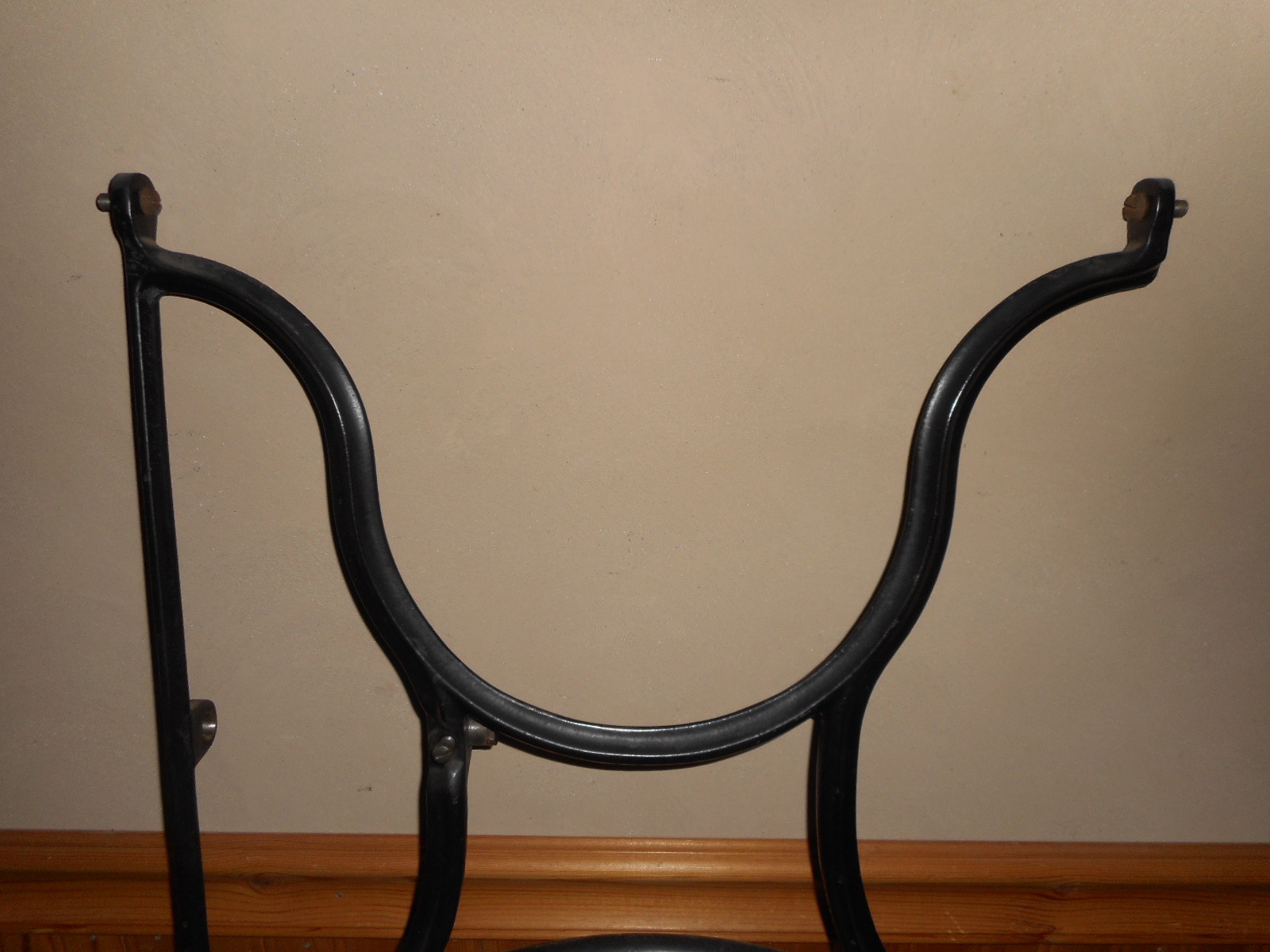 ANTIQUE FAVORITE TREADLE SEWING MACHINE CAST IRON CENTER SUPPORT