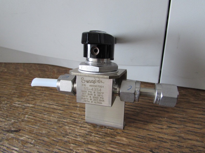 Lot Swagelok SS43S4 316 Stainless Steel Valve mounting bracket