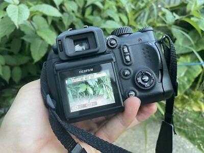 Fuji FinePix S9600 D-SLR style Digital Bridge Camera 9MP, 28-300mm Zoom Lens