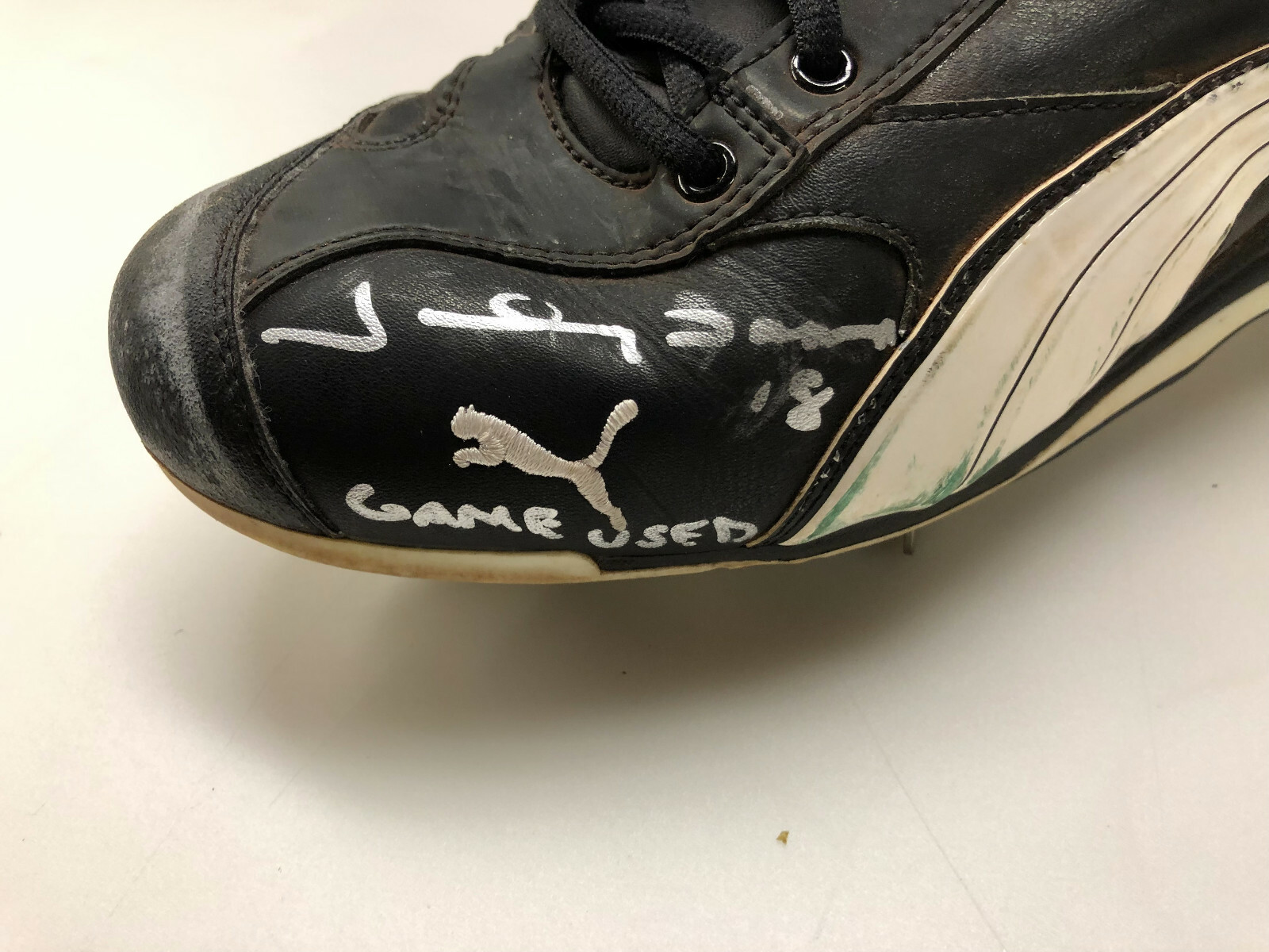 Johnny Damon Signed New York Yankees Game Used Cleat SI+PSA Pre-Cert