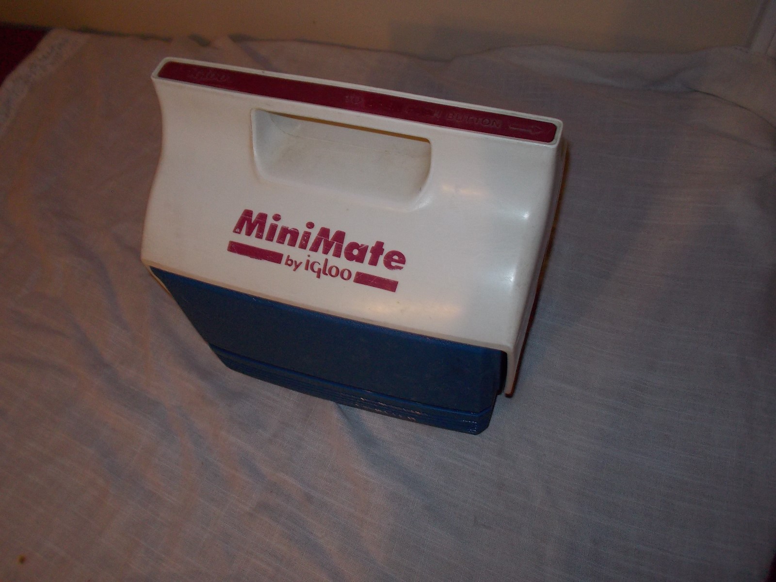 MINIMATE COOLER BY IGLOO RED WHITE AND BLUE WITH SIDE BUTTON RELEASE