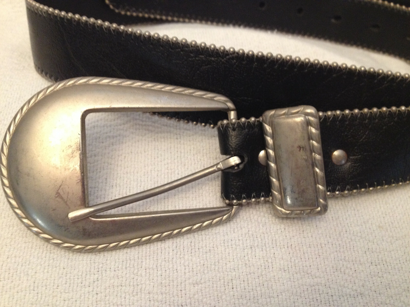 VINTAGE BLACK LEATHER BELT ANTIQUED SILVER BUCKLE SILVER DETAILING SIZE 34-36