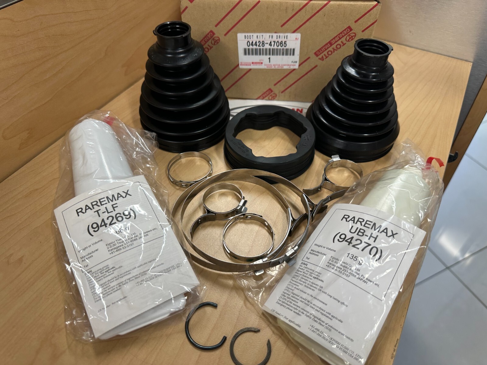 GENUINE 10-22 PRIUS LEFT FRONT INNER & OUTER AXLE BOOT KIT