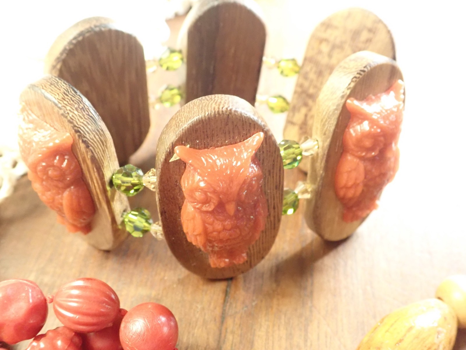 Vtg Patterned Red Plastic Necklace w/ Stretchy Owl Bracelet & Dangle Earrings