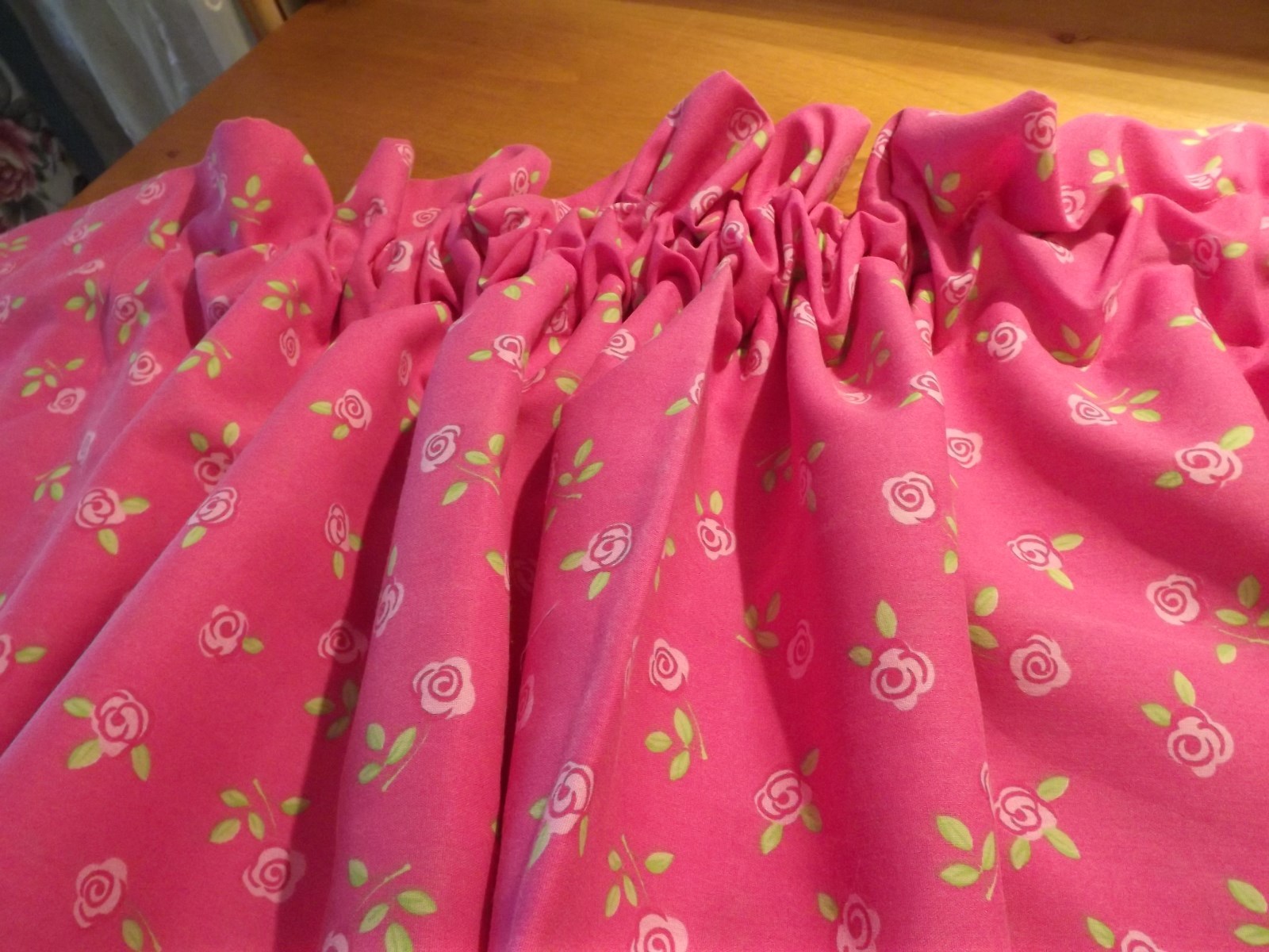 DISNEY BLOUSON VALANCE HOT PINK WITH ROSES 84W X 17.5