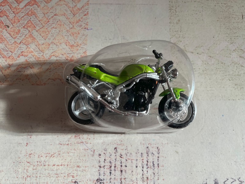 Moto Miniature Triumph Speedtriple Motos Ã  Collectionner Maisto Altaya Au 1/18