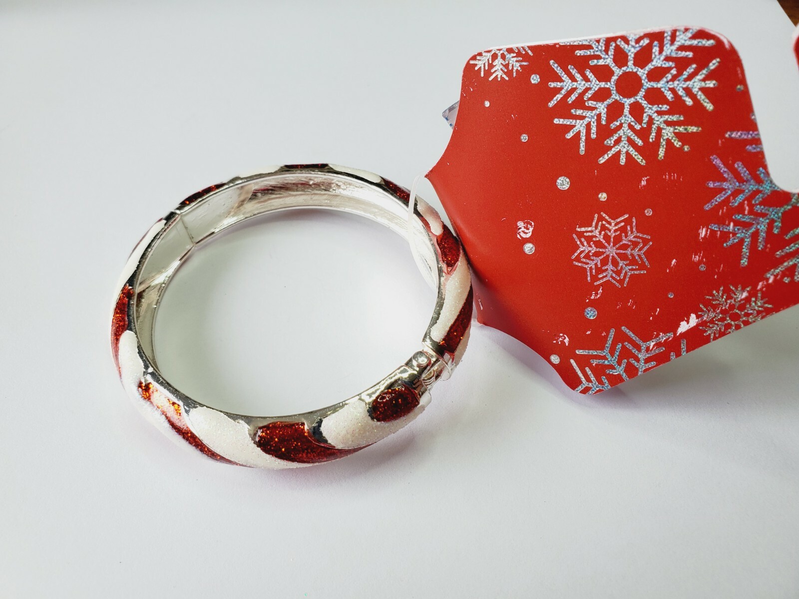 Kohl's Women's Silver Tone Christmas Bangle Bracelet Candy Cane Red White New
