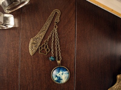 Wolf Bookmark Cabochon in Blues & Whites, Chains, Pawprint, Blue Swarovski