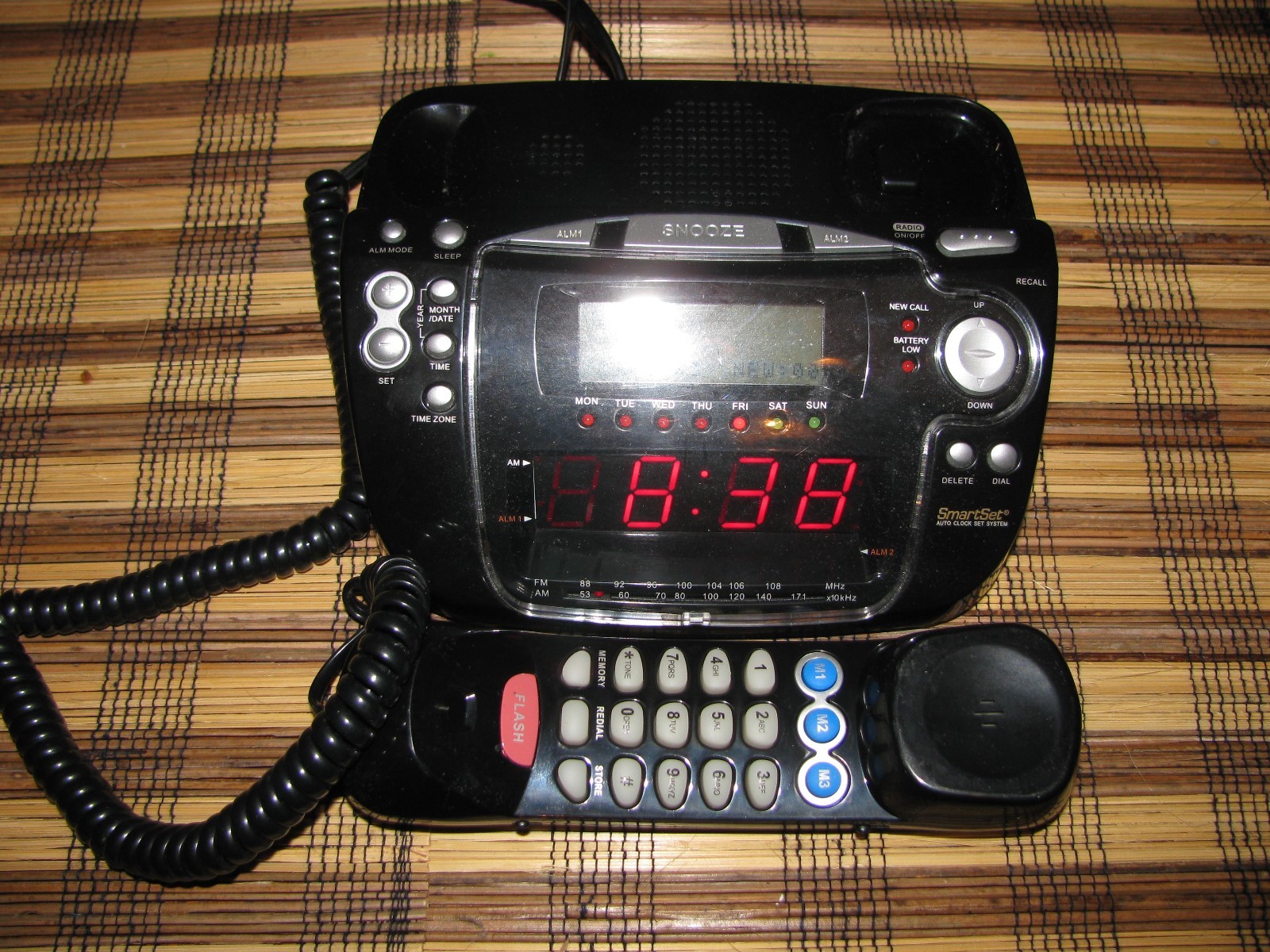 Emerson Research Dual Alarm Clock Radio TelePhone SmartSet Battery Backup Alarm