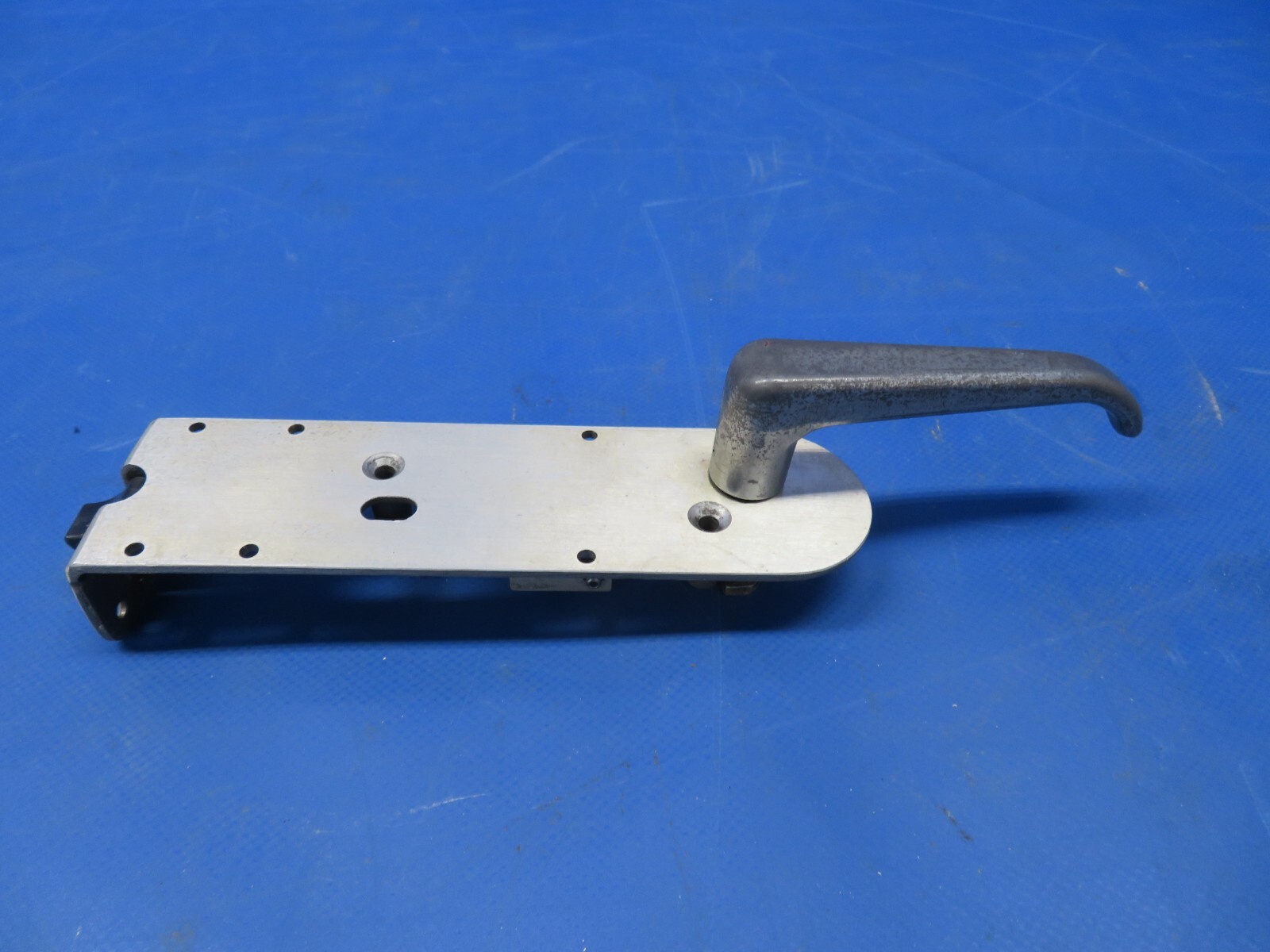 ドアノッカー Beech C23 Sundowner Baggage Door Latch Assembly P/N H2532-3 (0724