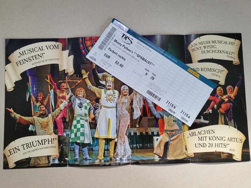 Monty Pythons Ritter Der Kokusnuss Spamalot Musical Flyer Und Eintrittskarte