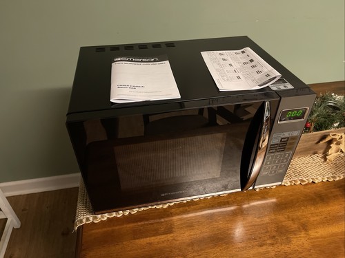 Emerson 1.2 CU. FT. 1100W Griller Microwave Oven w/Touch Control Stainless/blk