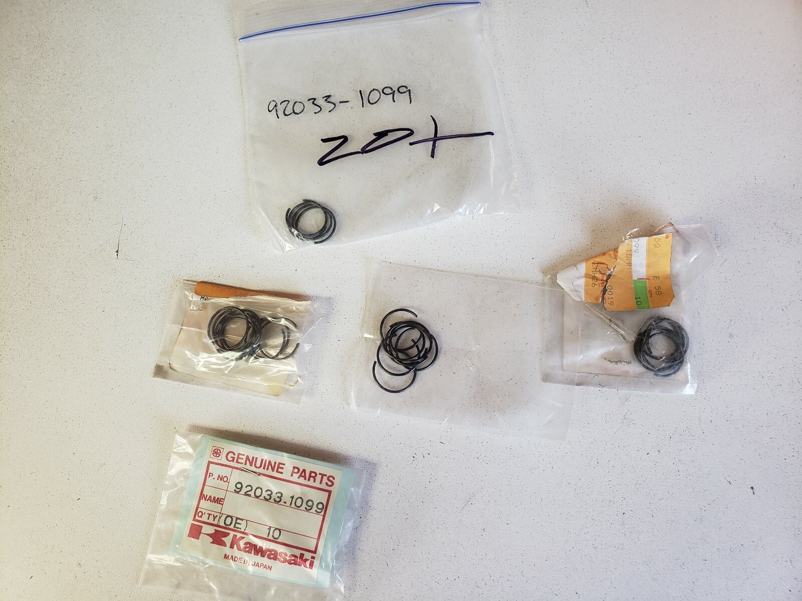 ブラッキーダ−ク厶−ン OEM Kawasaki Snap Ring 92033-1077 x2 KX125 KX250 KX500
