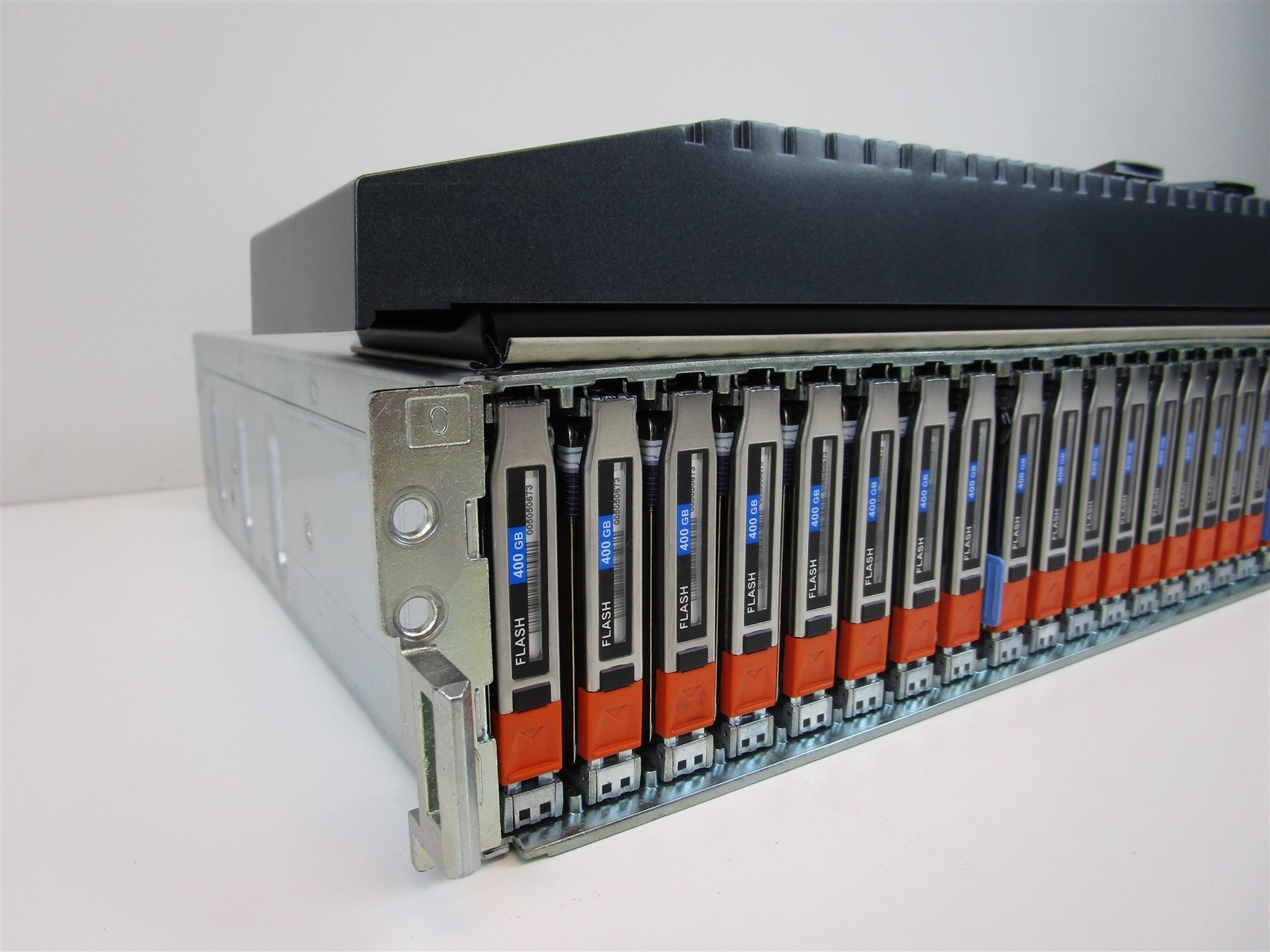 EMC Dell XtremIO 25-Slot Storage Array w/ 25x HGST 400GB SSD 005050673 & 2x Ctrl